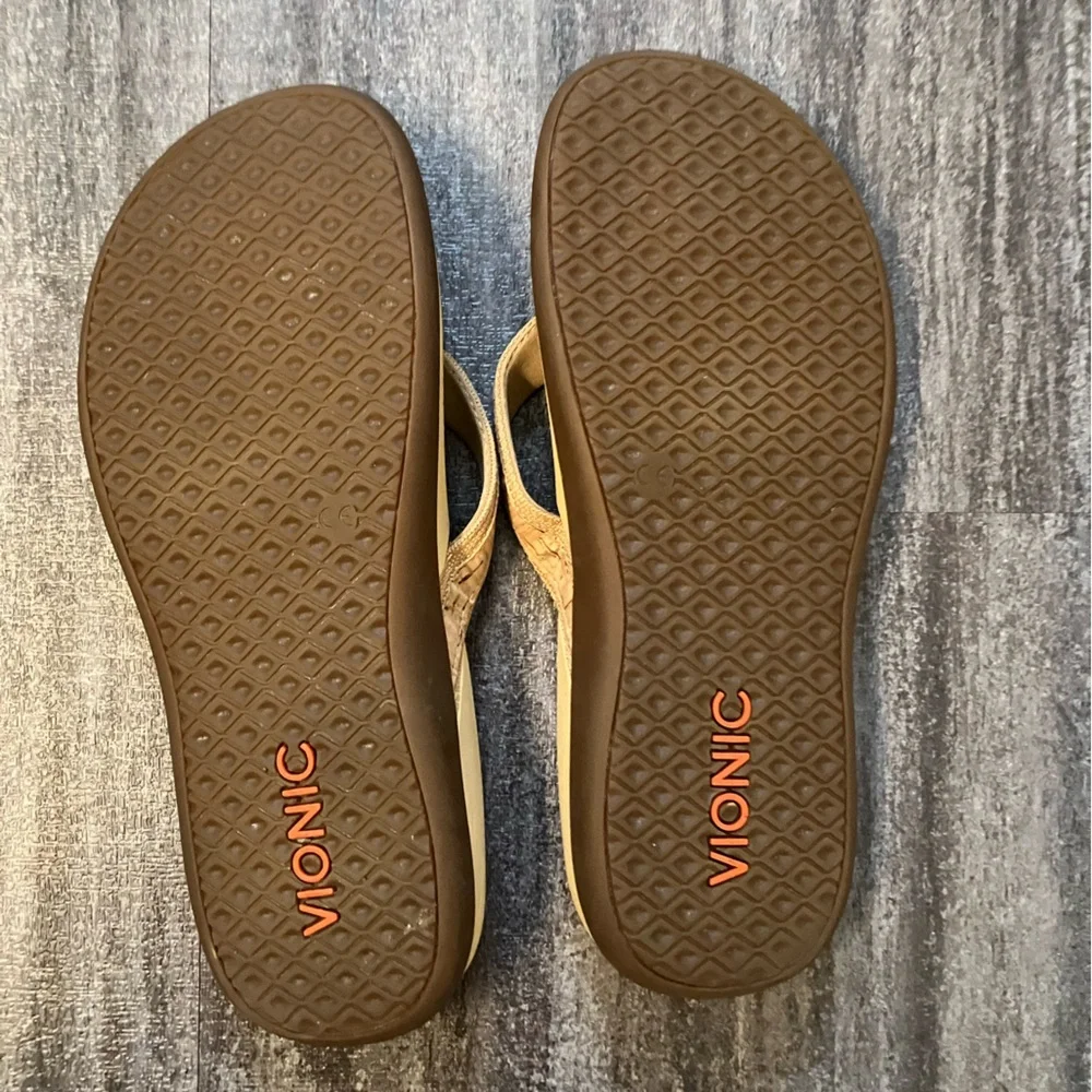 Vionic tan flip flop sandals